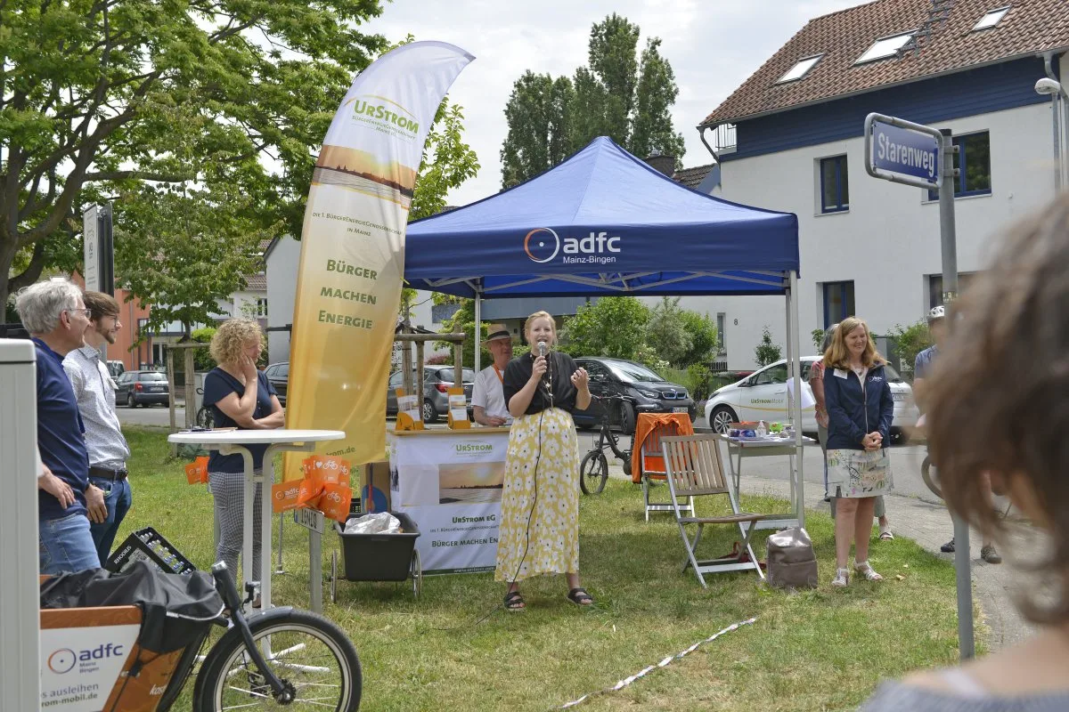Am Mikrofon:Ortsvorsteherin des Mainzer Stadtteils Hartenberg Münchfeld, Christin Sauer