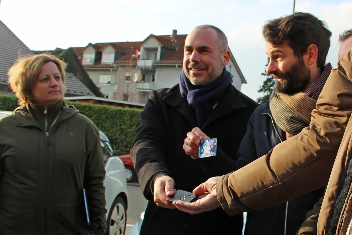 Feierliche Einweihung mit Schlüsselübergabe durch Bürgermeister Christian Eheim. Stefan Huber übergibt dafür die zeoCARD.