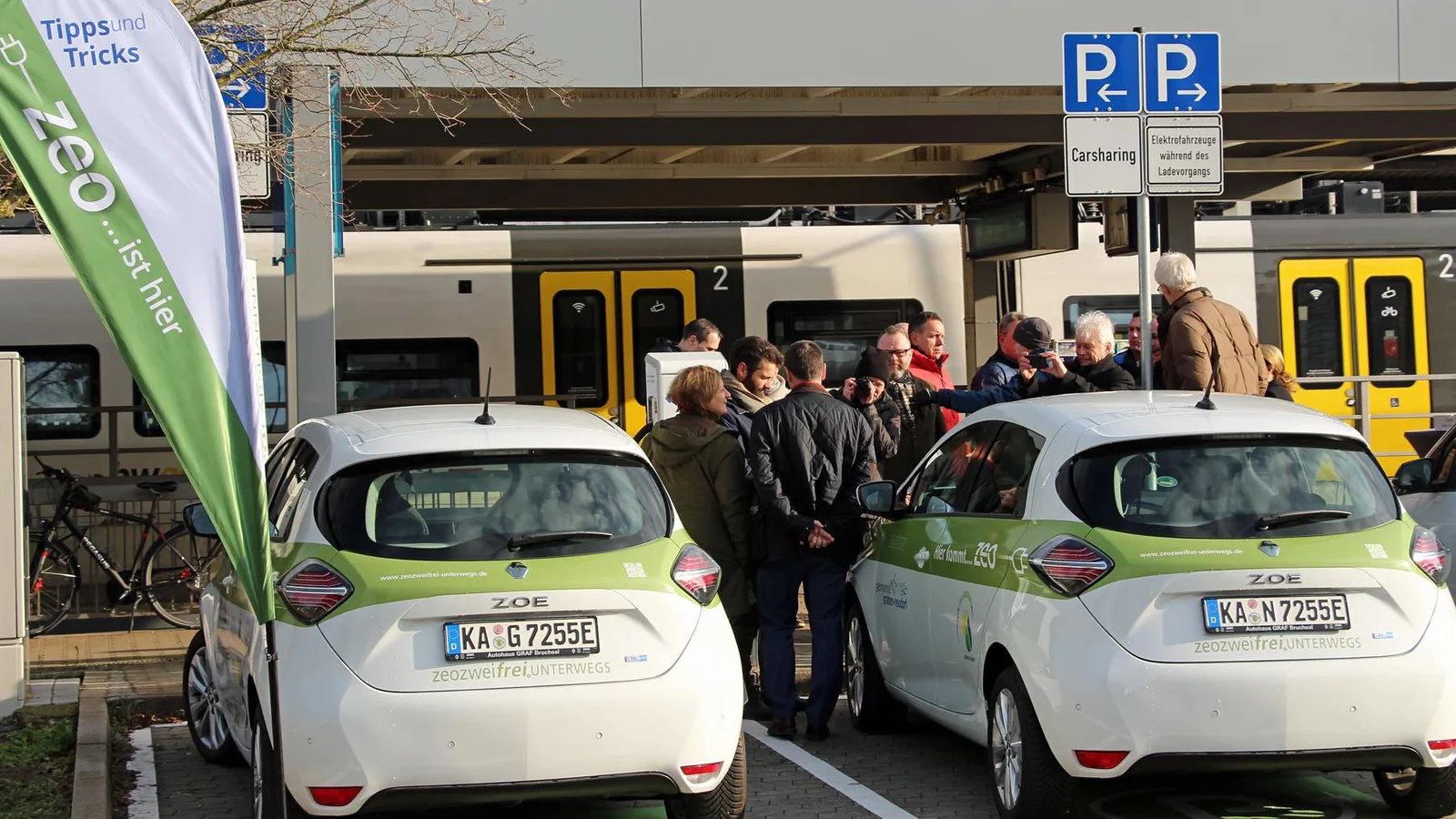Die Station in Graben-Neudorf besteht aus zwei neuen grün-weißen Elektroautos und zwei Stromladesäulen. Sie stehen ab sofort allen Bürgerinnen und Bürgern zur Verfügung.