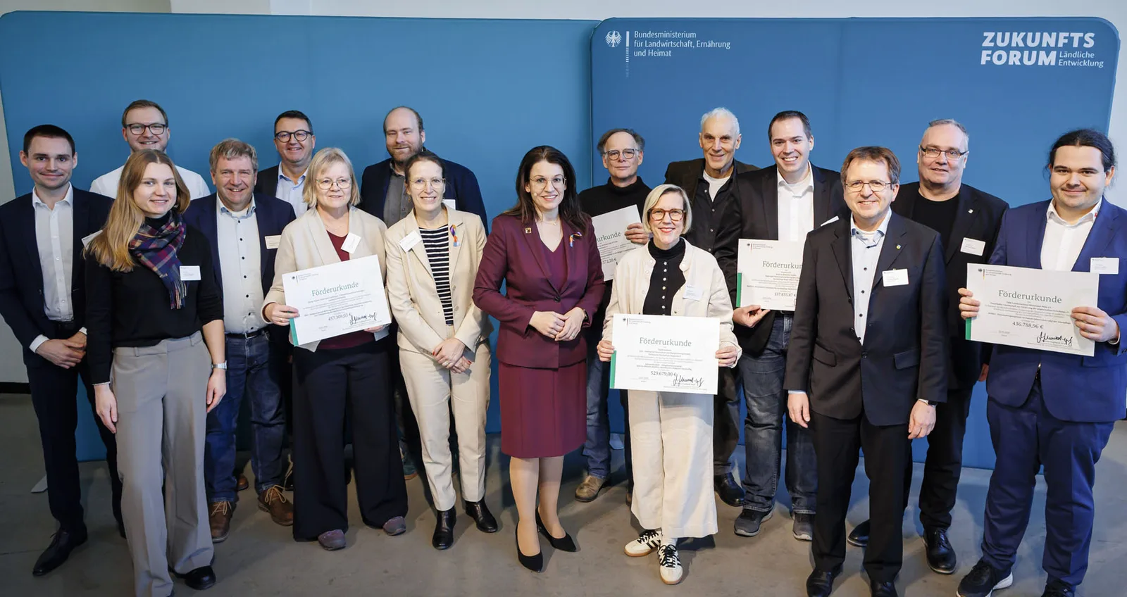 Entgegengenommen wurde die Auszeichnung von Reinhard Sczech (5. v. links, Projektleiter, Vianova eG) und Christian Will (4.v. links) von der Regionale Wirtschaftsförderung Bruchsal GmbH.