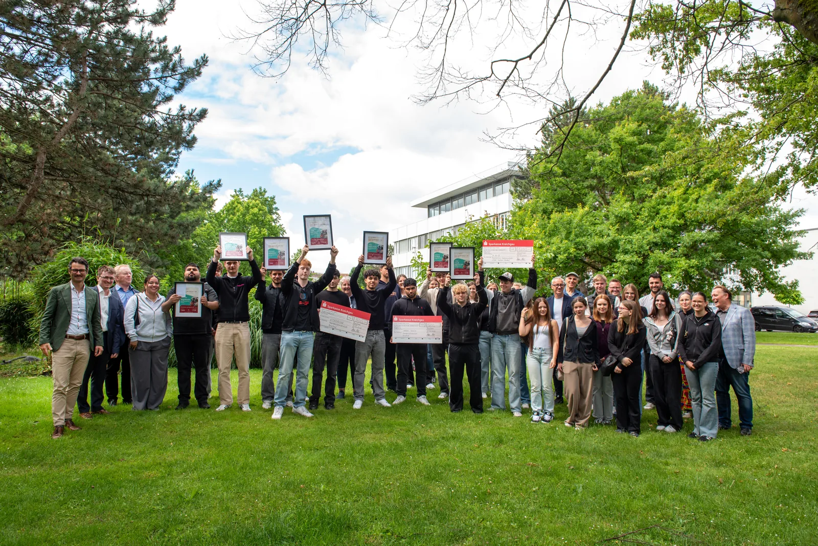 Gruppenfoto mit allen Preisträgerinnen und Preisträgern des New:Mobility Award 2026 im Freien.